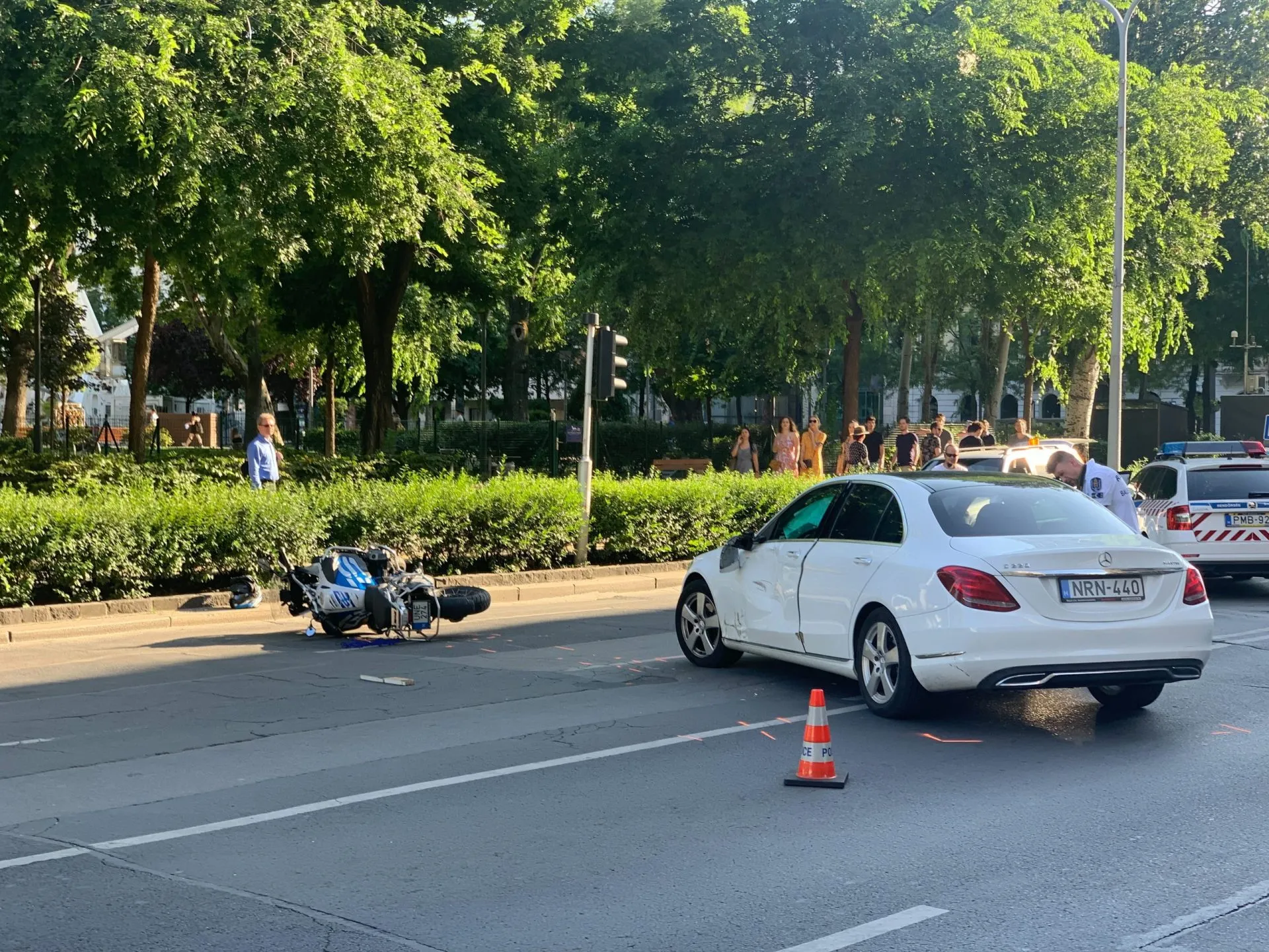 バイクと車の事故による渋滞