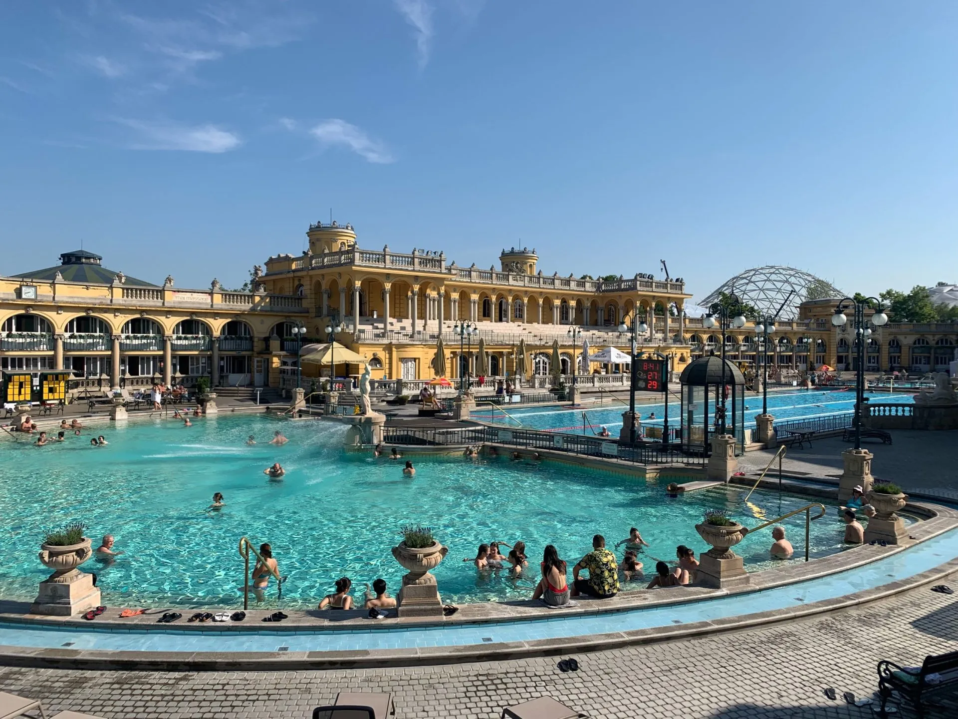 朝のセーチェーニ温泉プール