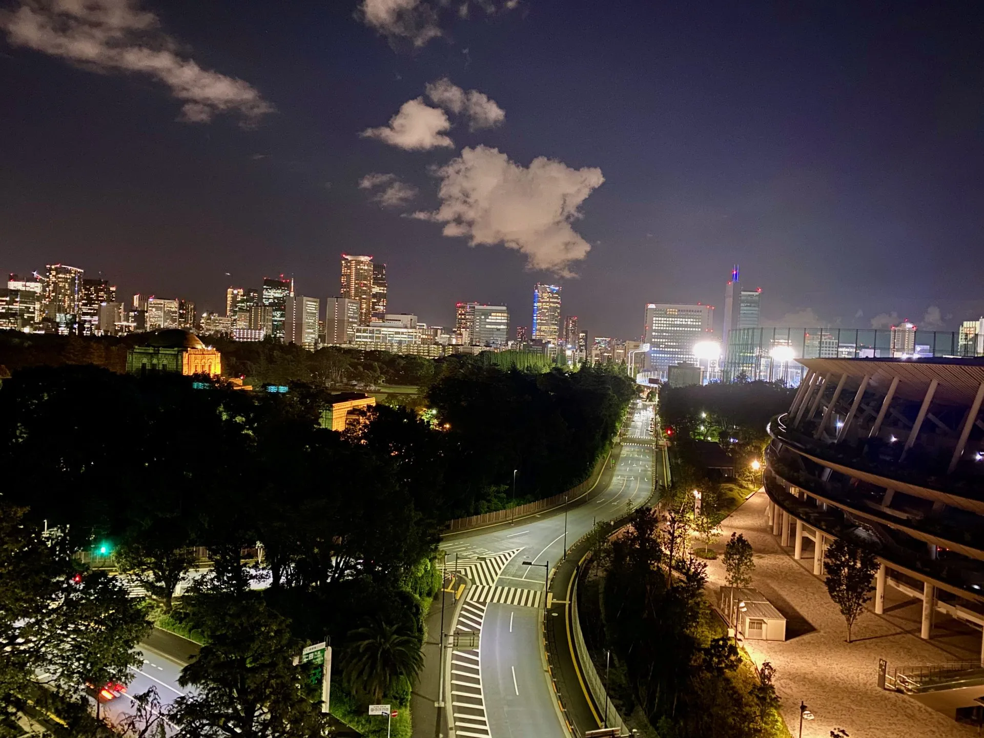窓から見える神宮球場