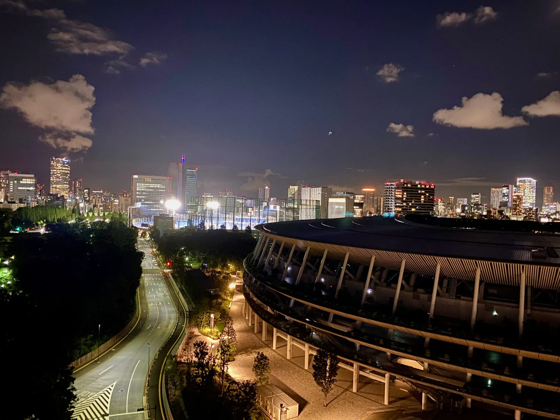 夜の神宮球場の様子
