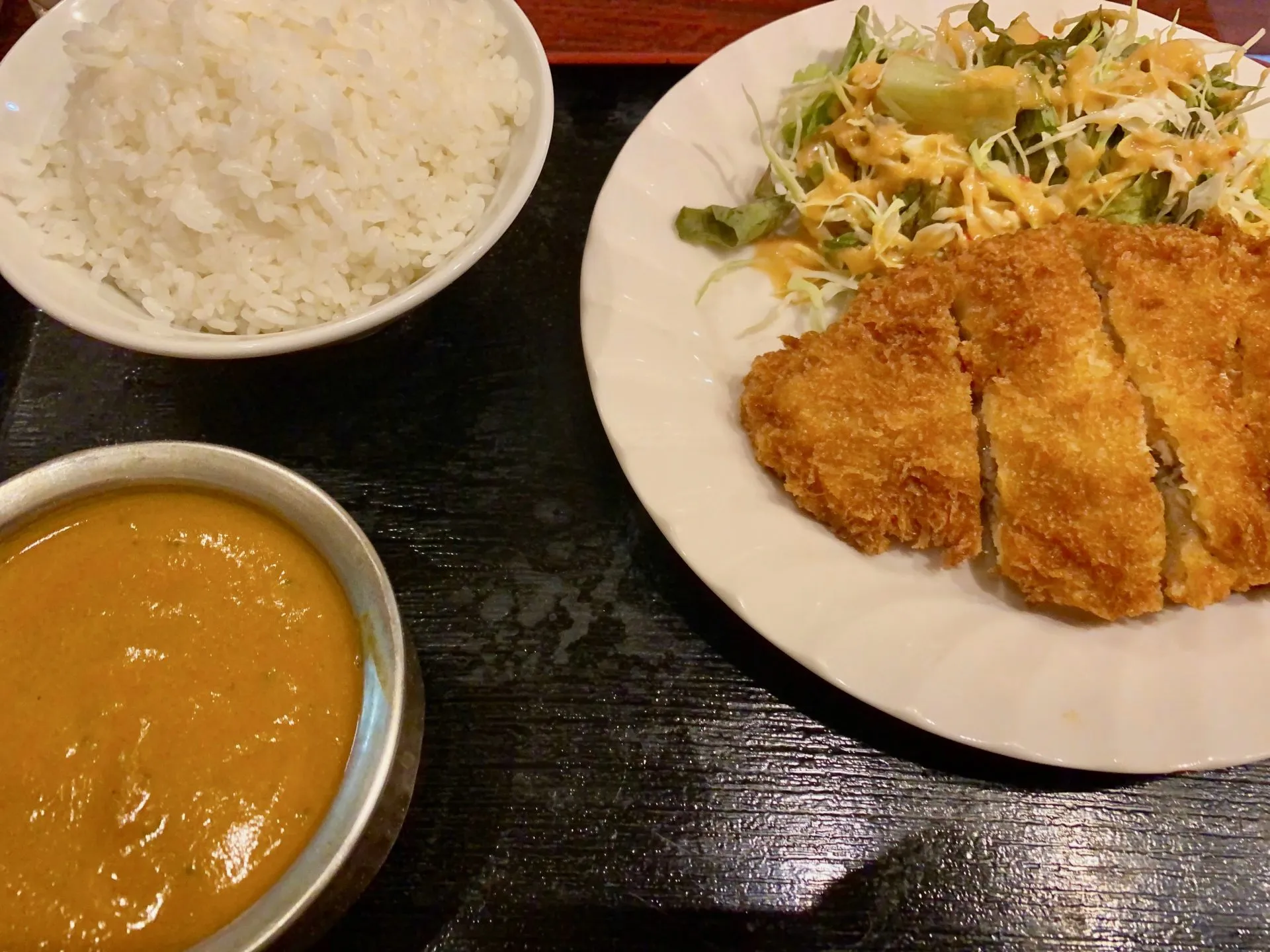 信濃町のネパール料理屋のロースカツ