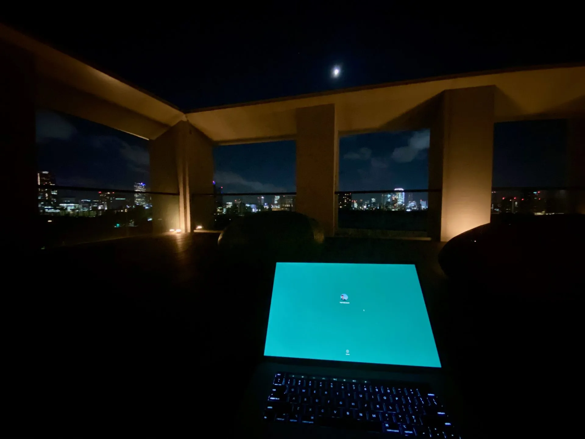 屋上で仕事する様子