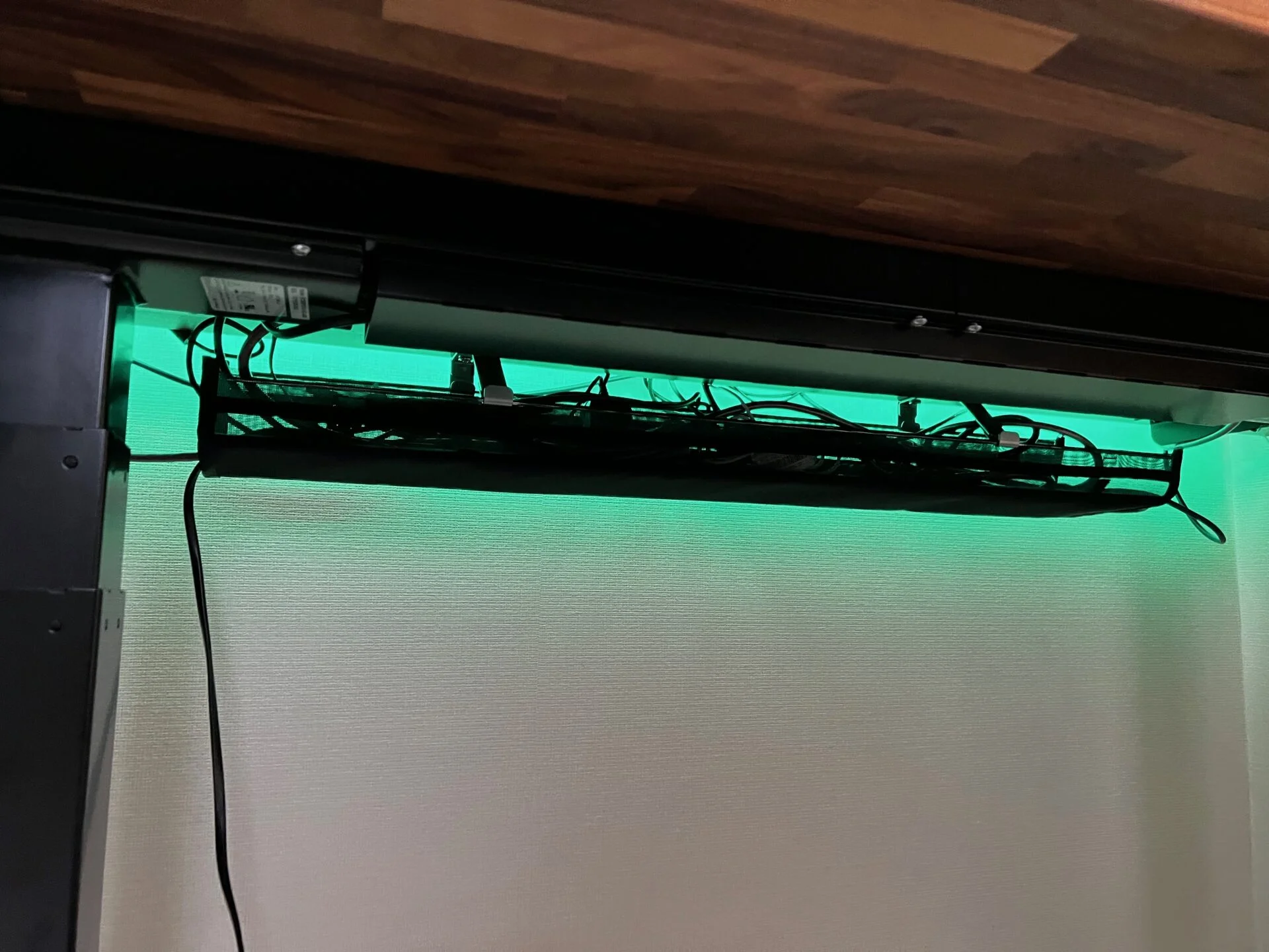 スタンディングデスクにサンワサプライのケーブルラックを設置