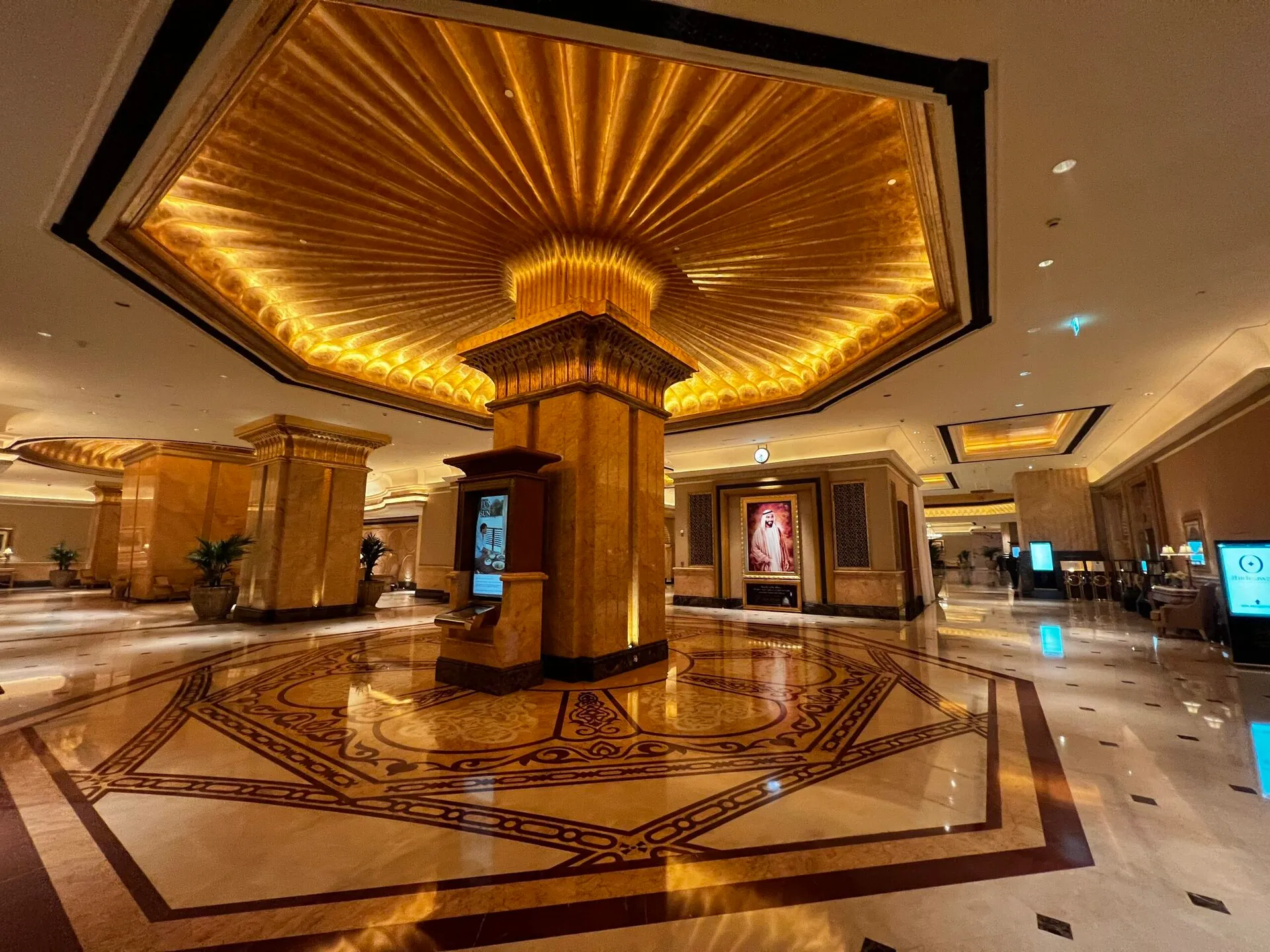 人のいないEmirates Palace廊下