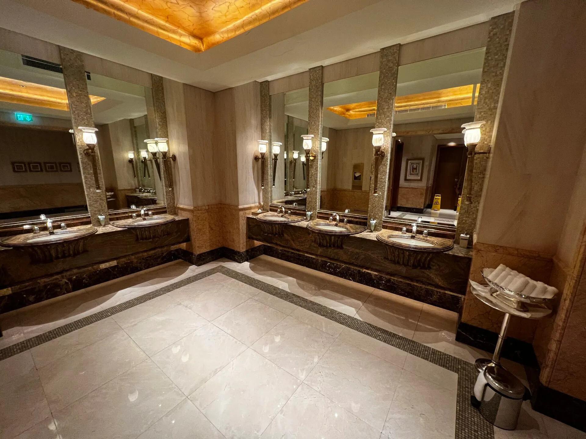 Emirates Palaceの豪華なトイレ