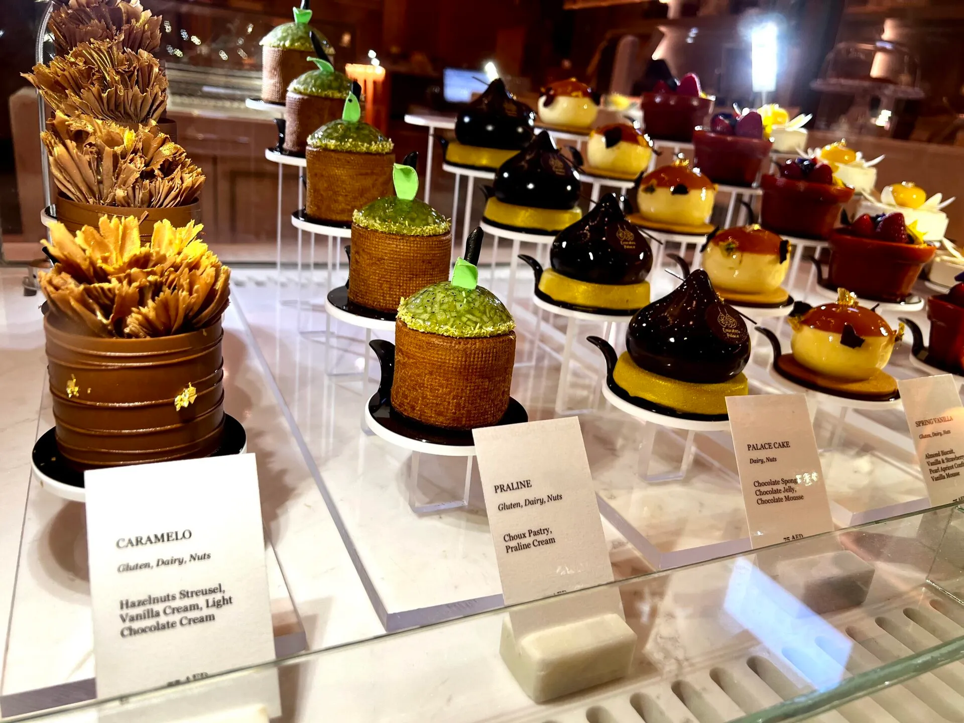 客のいないケーキショップ