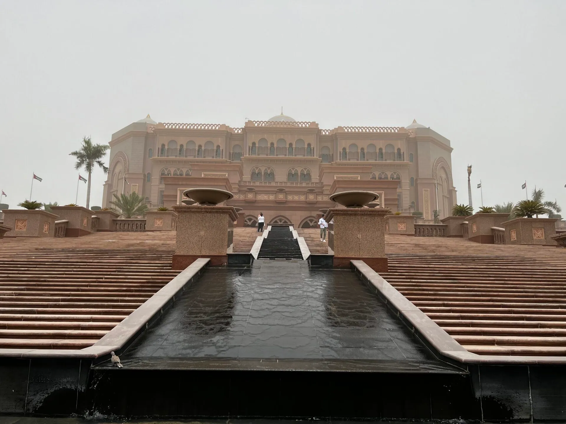 霞んだEmirates Palaceの正面