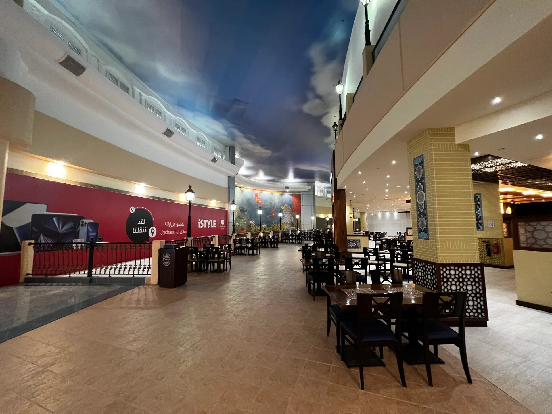 人のいないフードコート