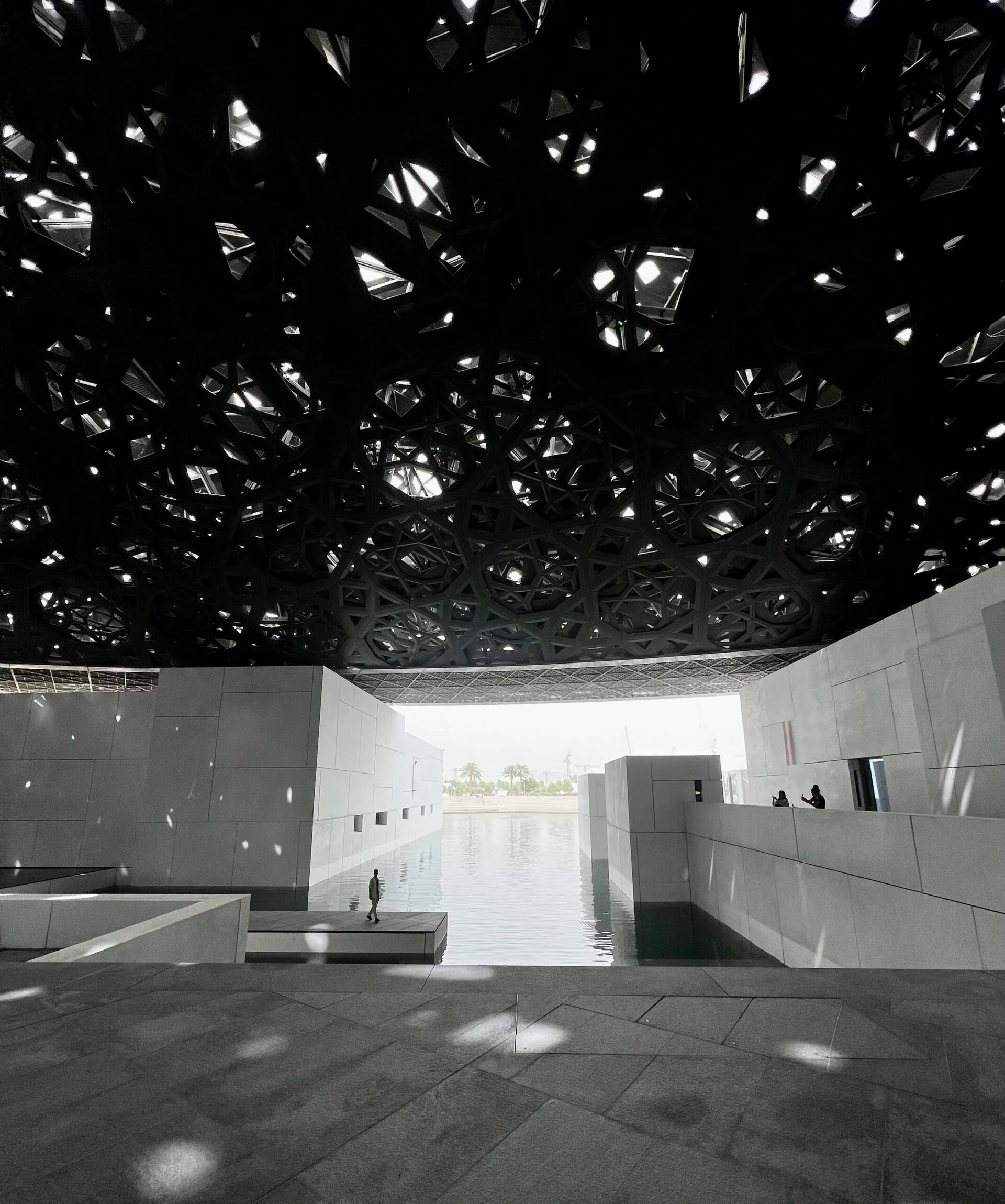 ドームから降り注ぐ光の雨