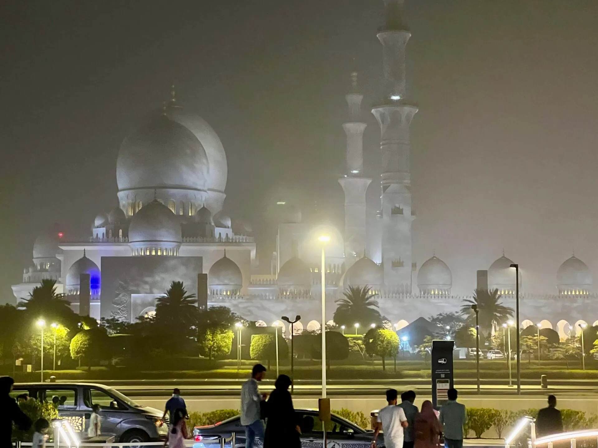 駐車場から見たモスクの遠景