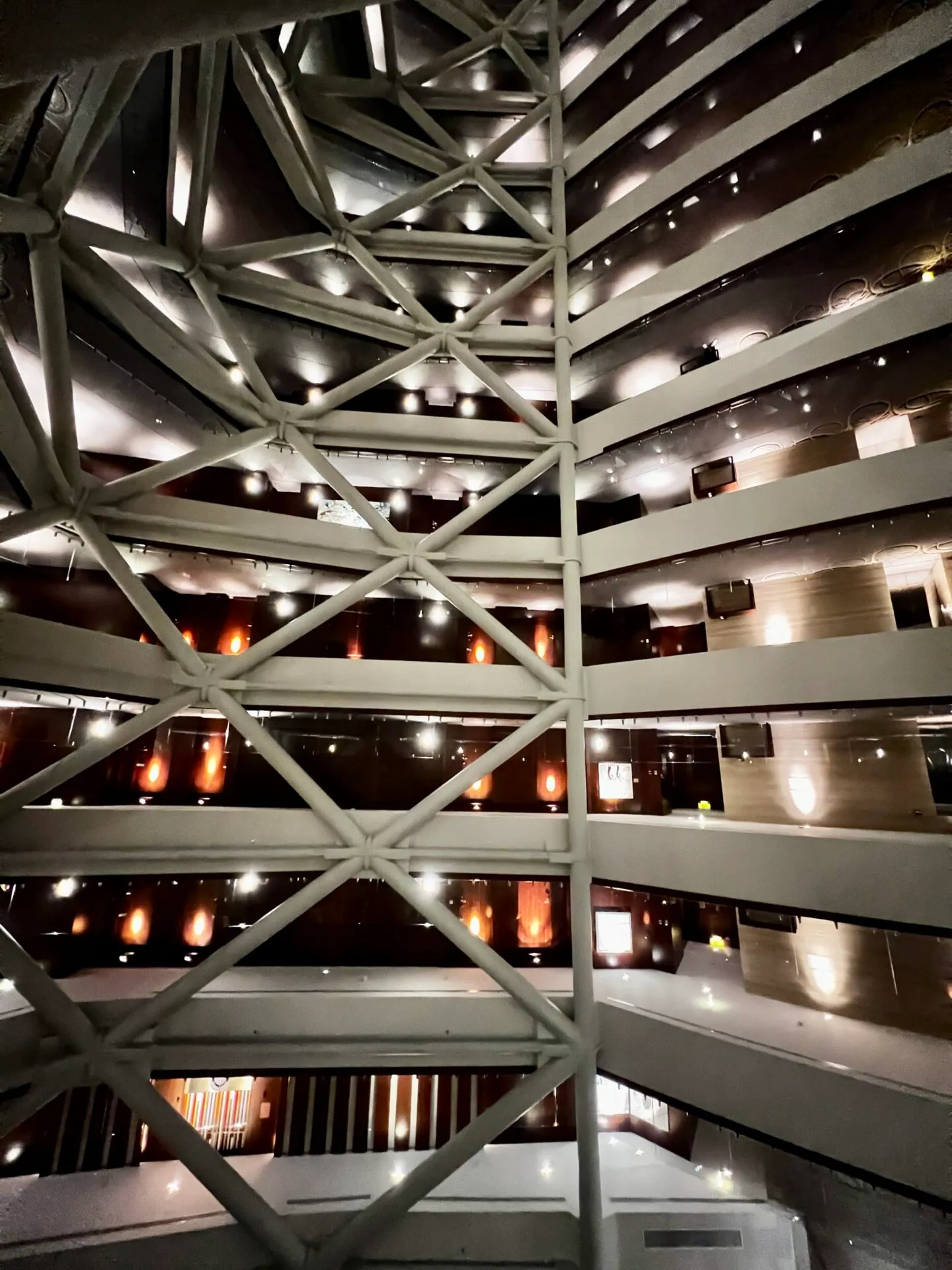 ホテルの吹き抜け構造