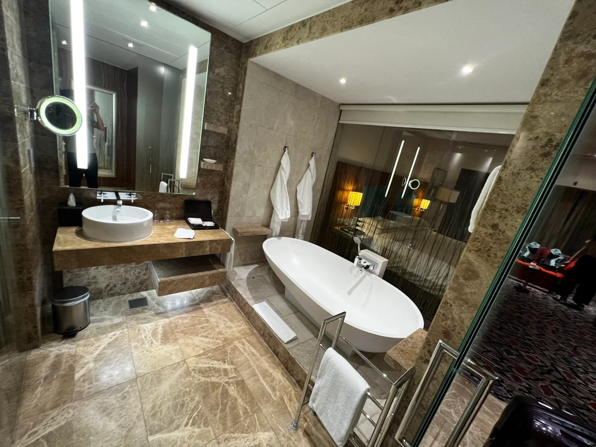 客室のベッドとインテリア