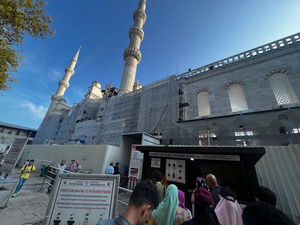 工事中のブルーモスク外観