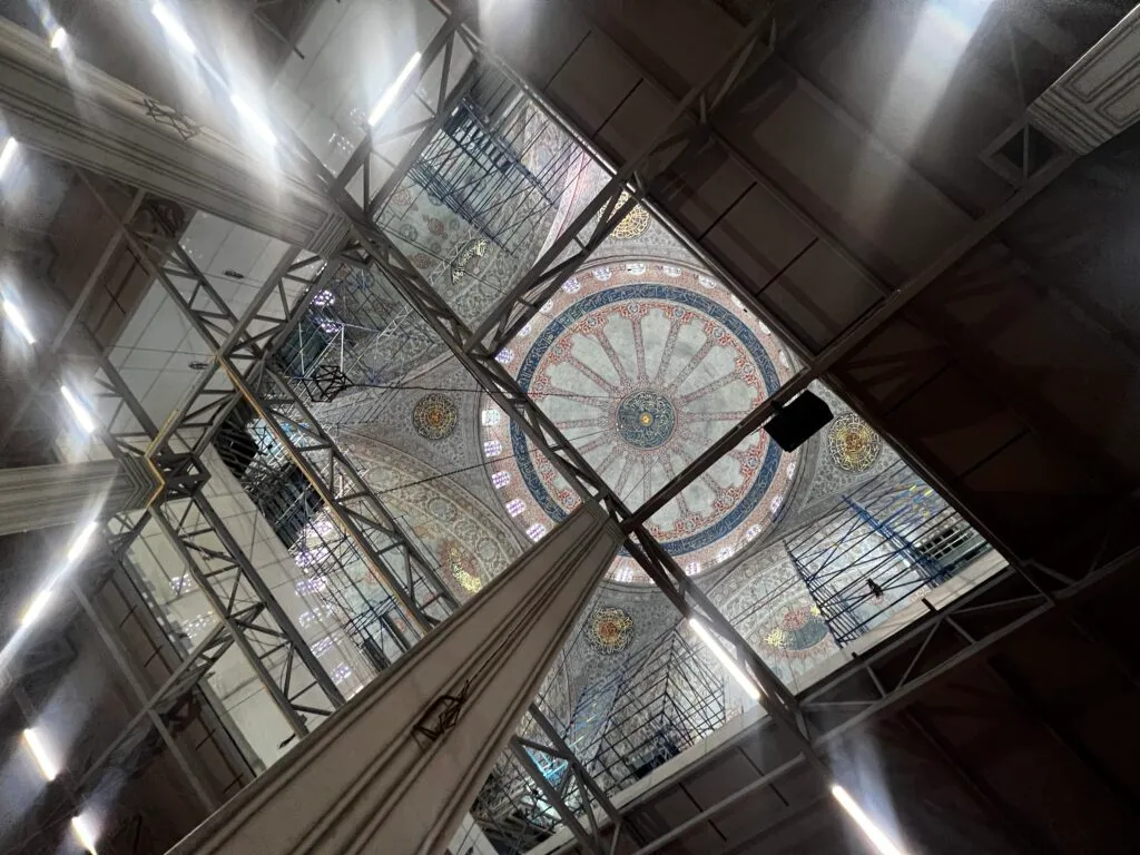 足場のかかったブルーモスク内部