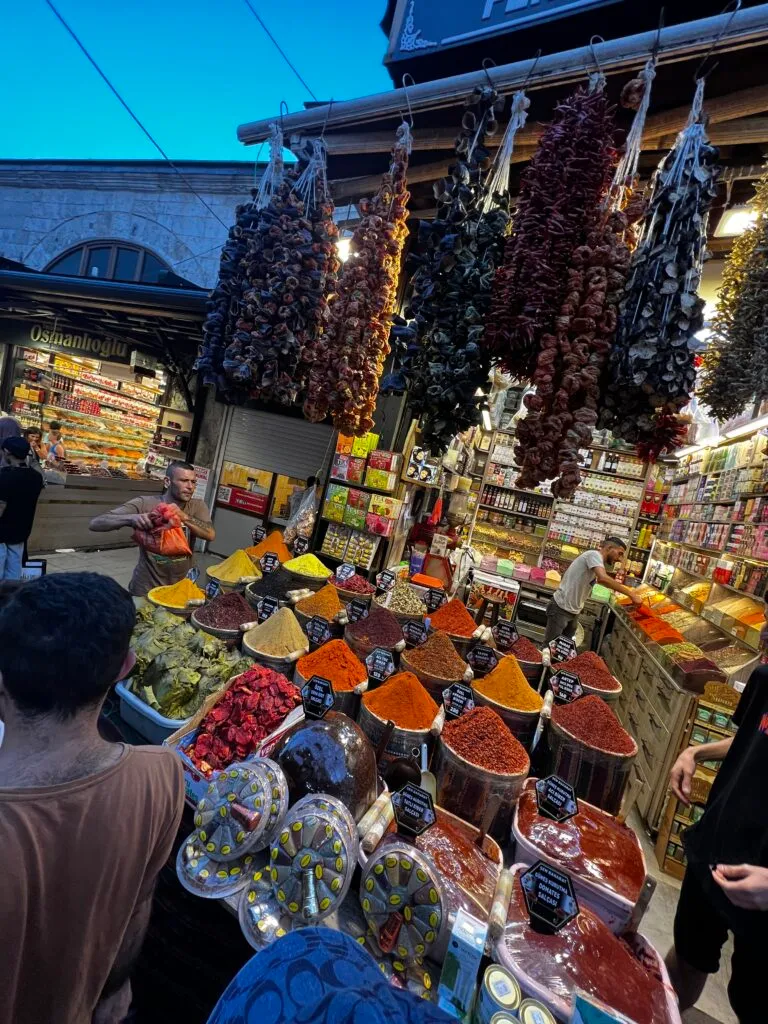 色鮮やかなスパイスの店