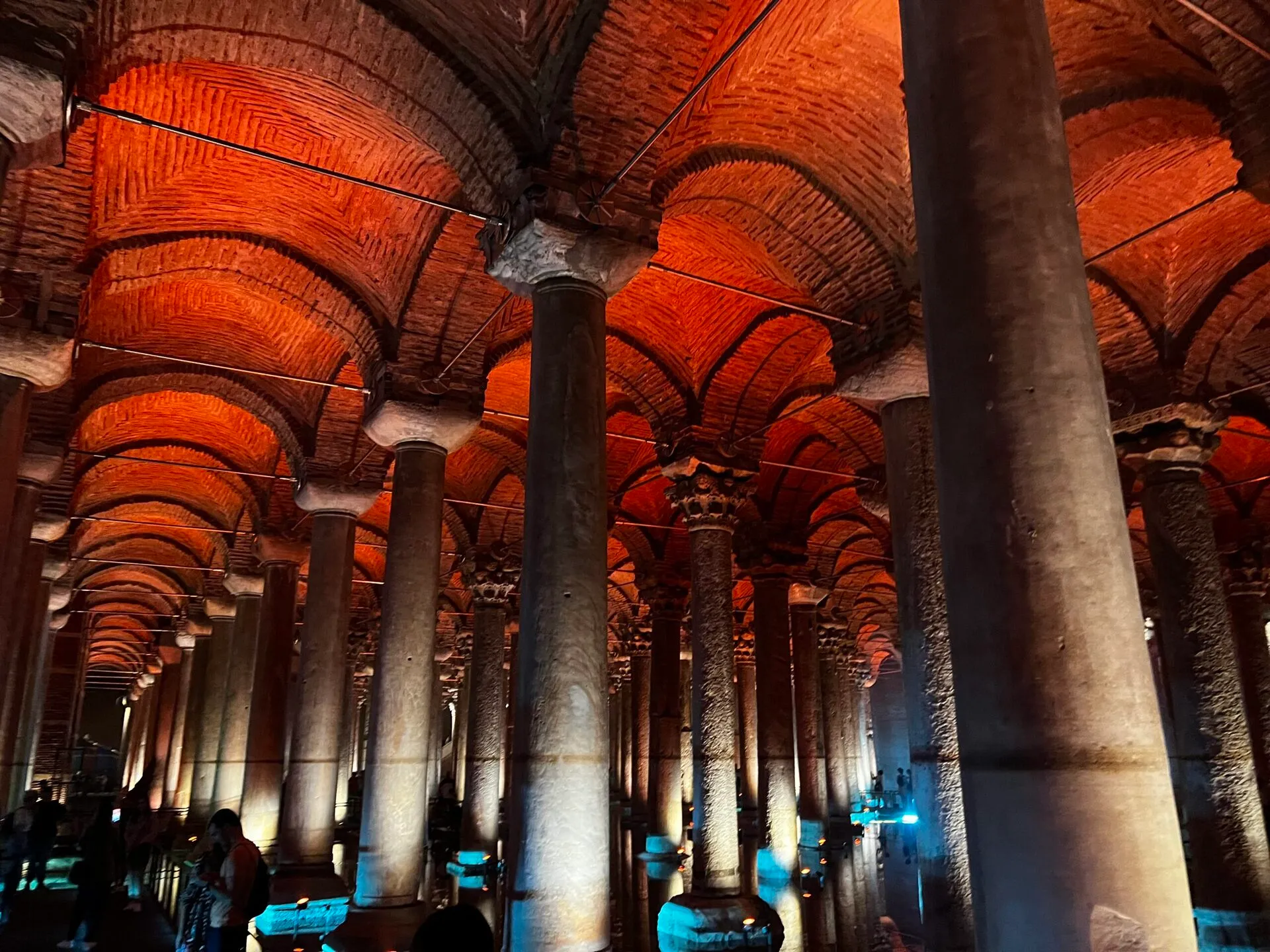 バシリカ・シスタンの円柱群