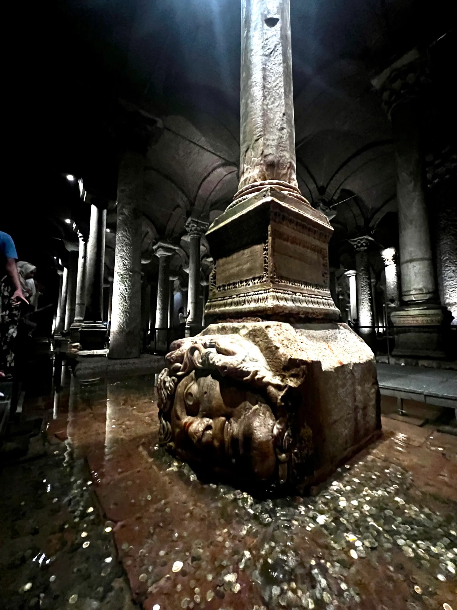 地下貯水池の幻想的な空間