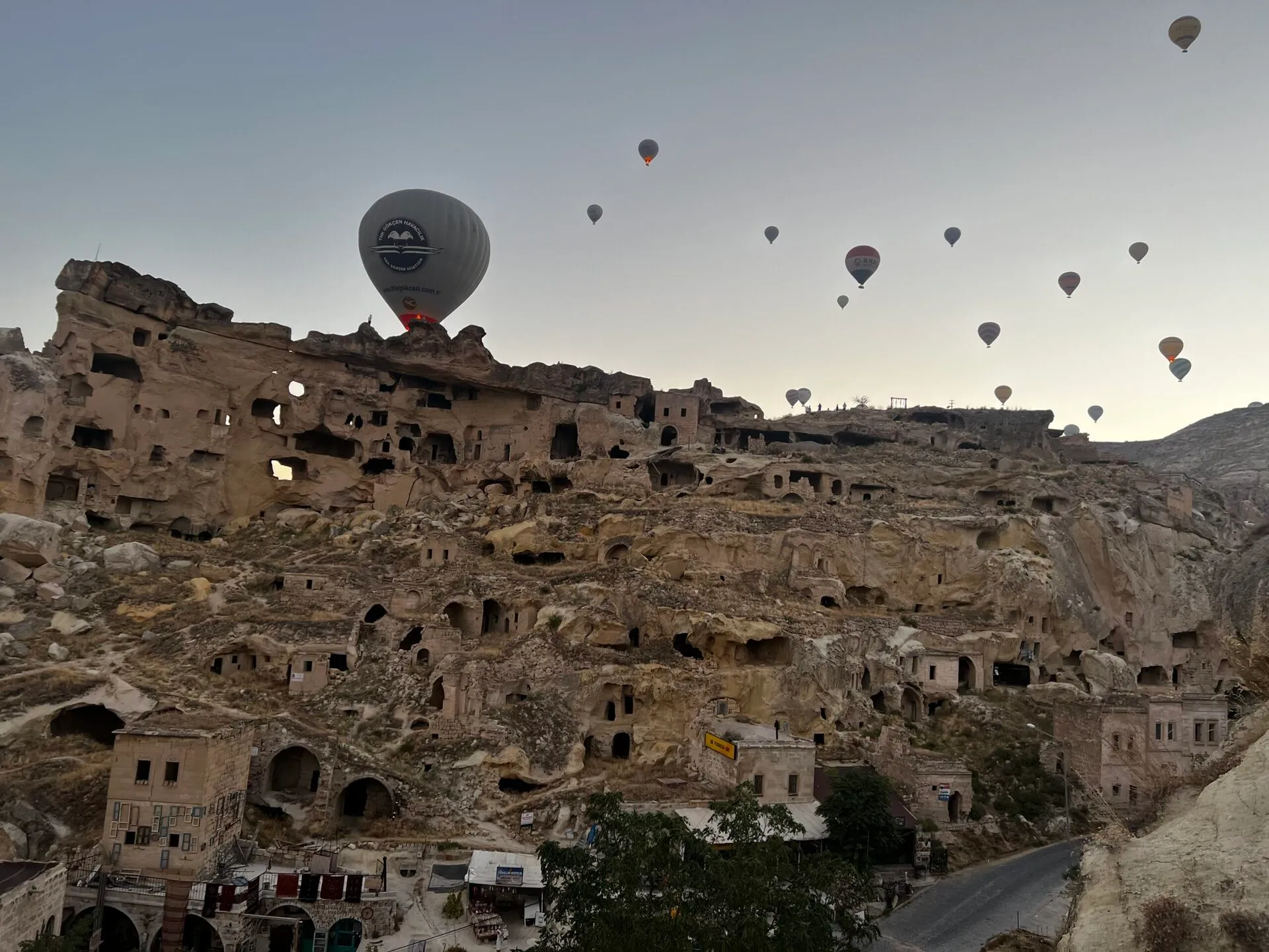 ホテルから見える朝の気球