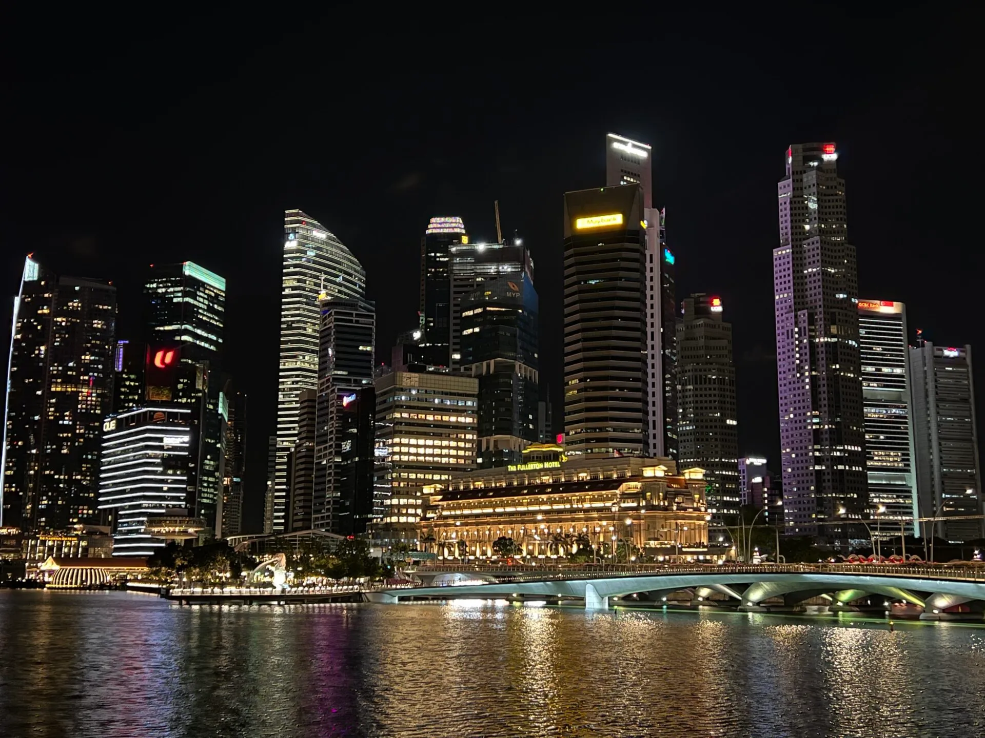 ライトアップされた湾岸エリア