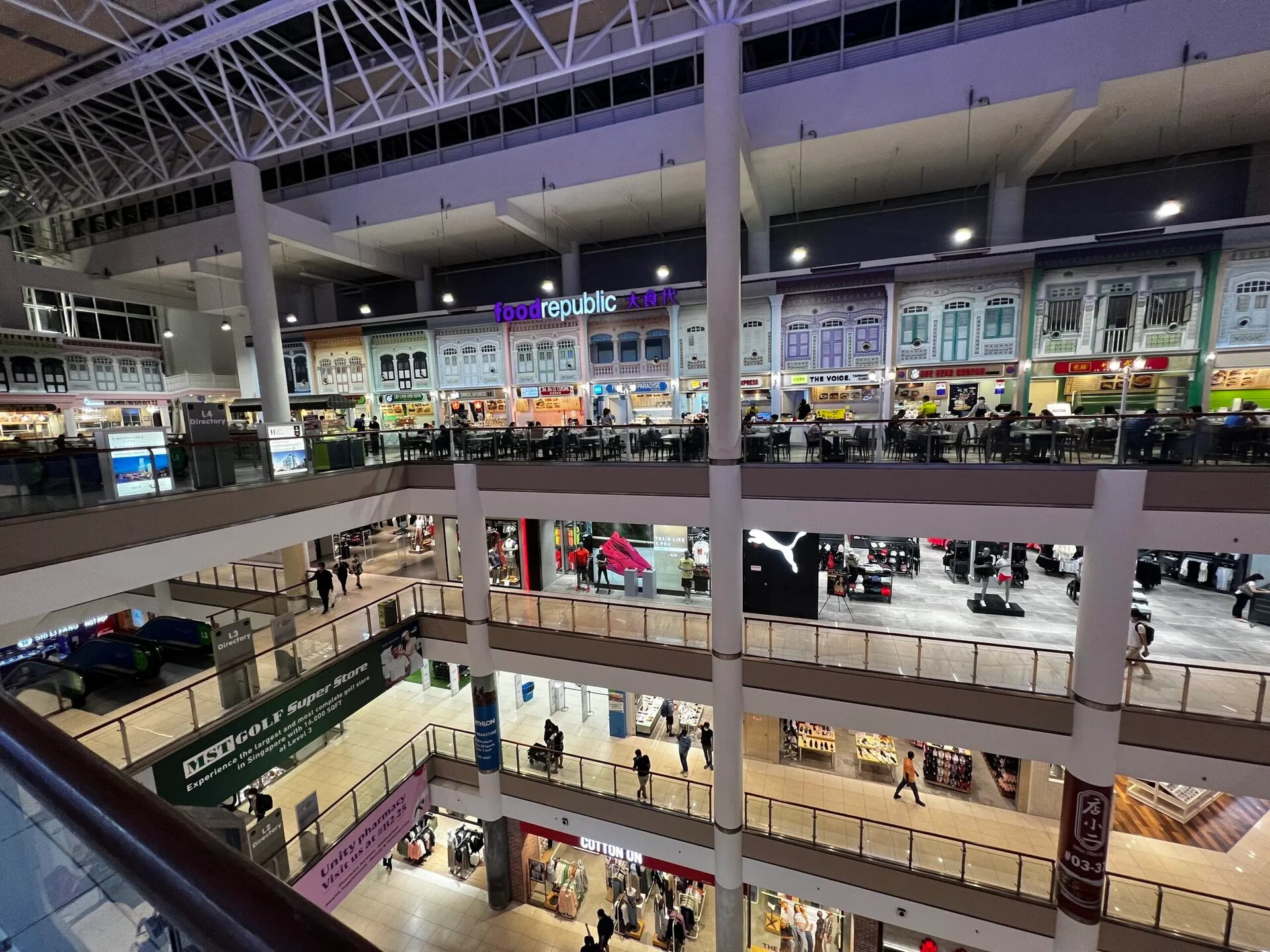 モールの広い通路