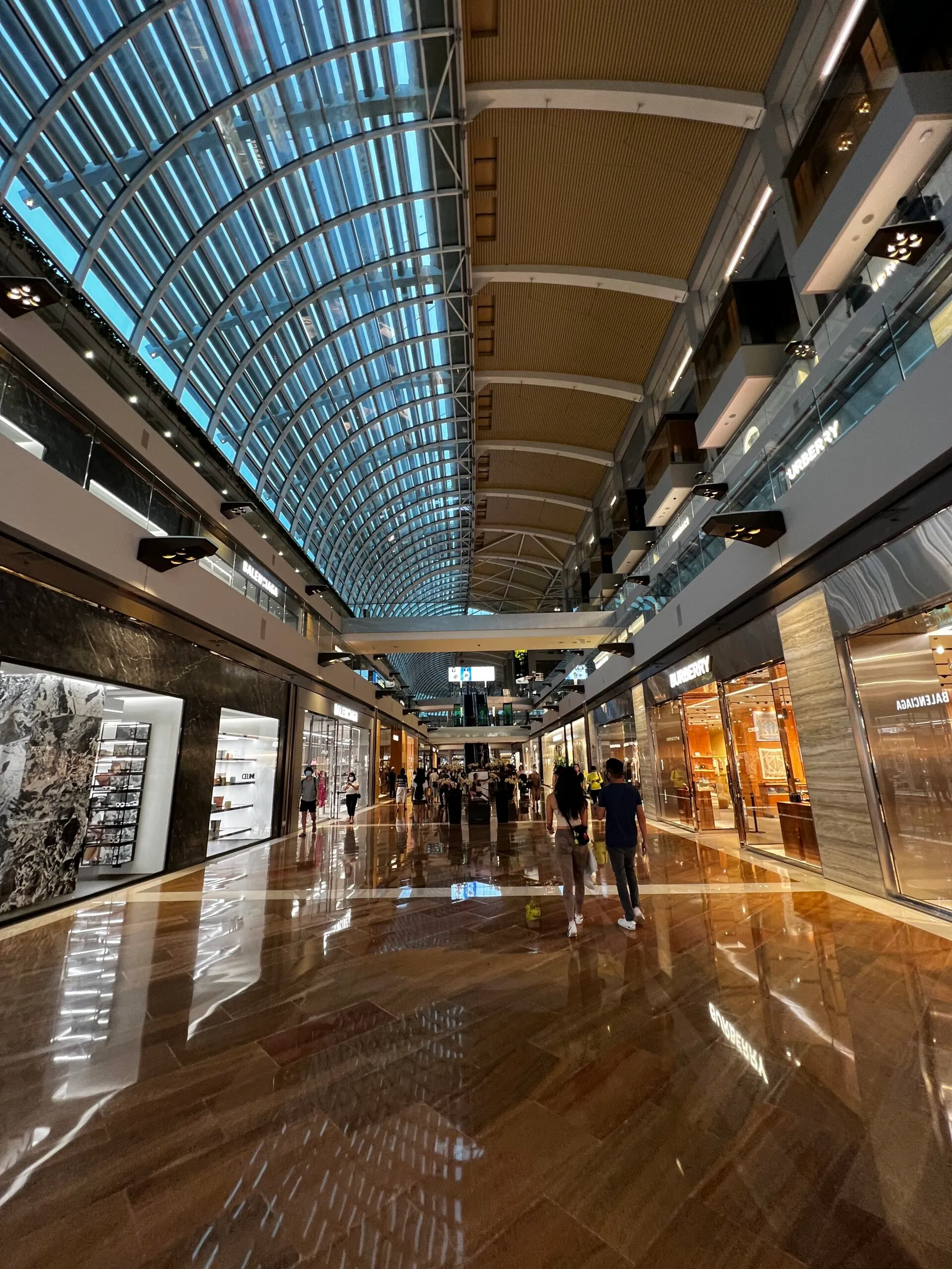 モール内の高級ブランド街