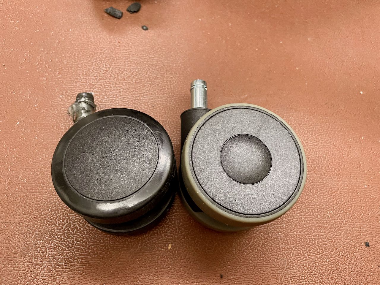 Embody chairのホイールが壊れたので交換