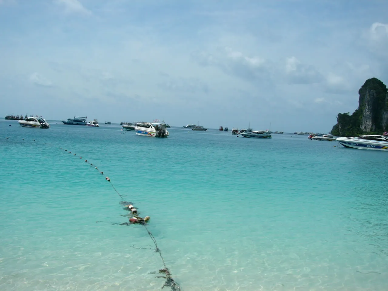 ピピ島のエメラルドグリーンの海